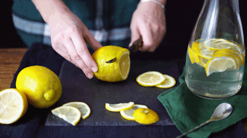 Citromot szeletel egy ember