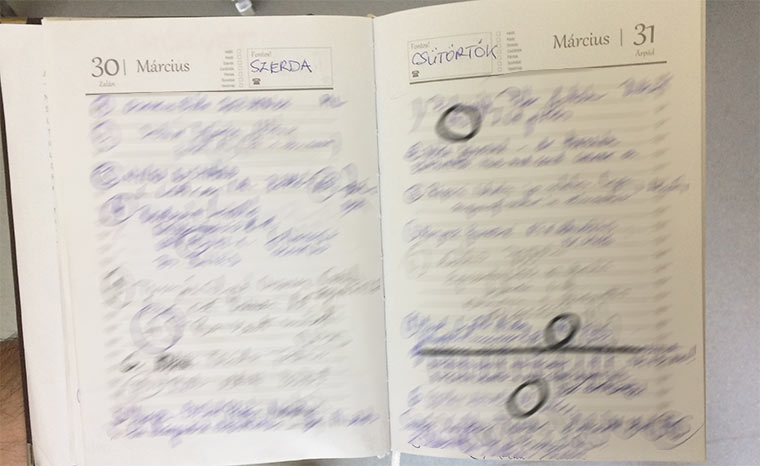 az egyik naplóról fotó, ami mutatja, hogy olvashatatlan az egész és össze-vissza van firkálva