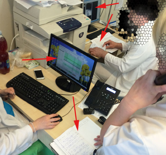 Rendelés, ahol látható a környezet: külön számítógépet használ az orvos, az adminisztrátor, közben egy másik adminisztrátor telefonon az egyik naplót lapozgatja