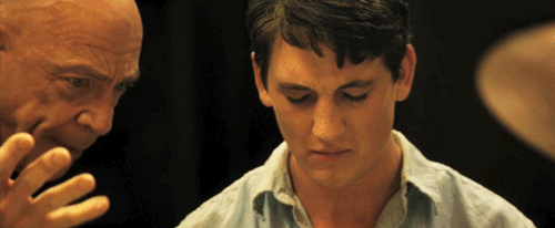 Whiplash c. filmből egy anim gif, amikor a zenetanár leüvölti és megalázza tanítványát