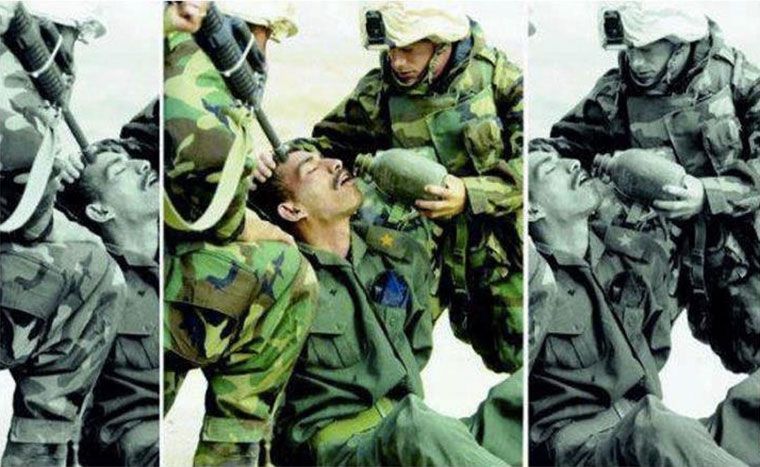 két katona egy harmadik katonát lefog és megitat, miközben az egyikük fegyvert fog az ivó katona fejéhez. A képet megvágva más értelmet nyer a fotó.